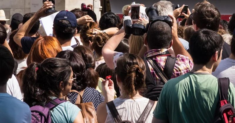 Le tourisme de masse transforme les traditions en spectacle — et c'est un problème
